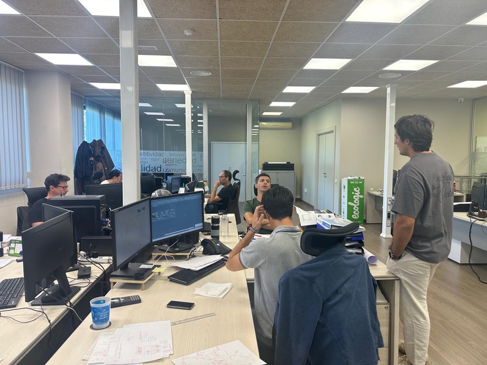 Equipo de ingenier&iacute;a de TecAIRE trabajando en el dise&ntilde;o de una planta industrial